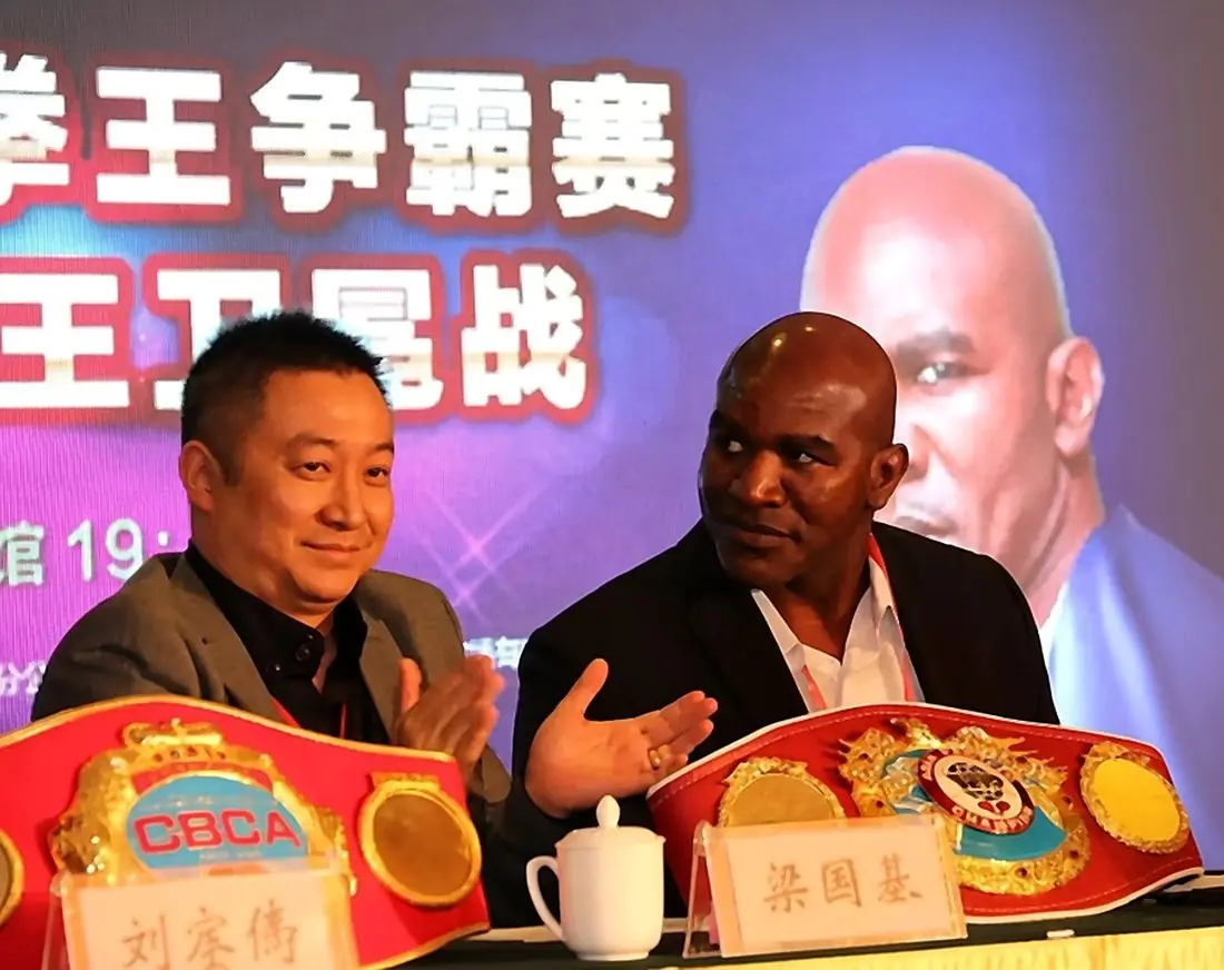 梁国基与霍利菲尔德出席拳王争霸赛发布会
