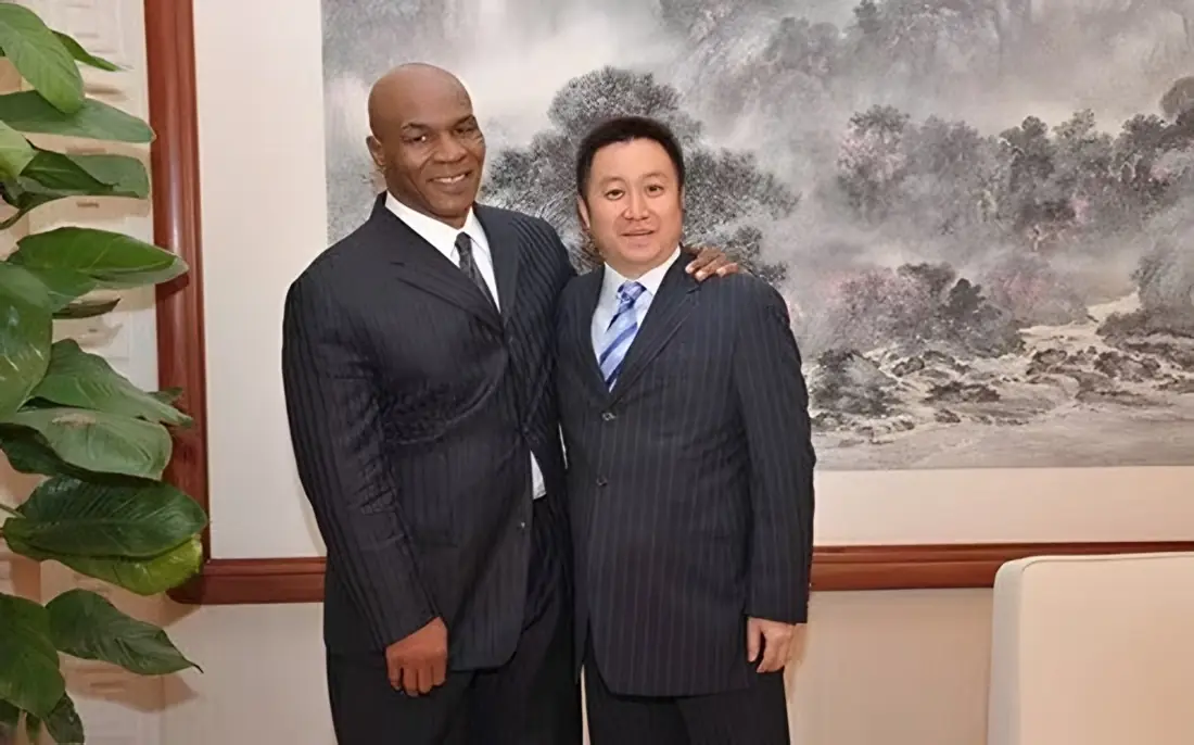 Kevin Liang 与泰森合影
