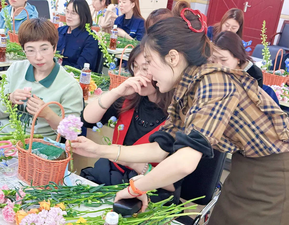 企业花艺课：制作花篮